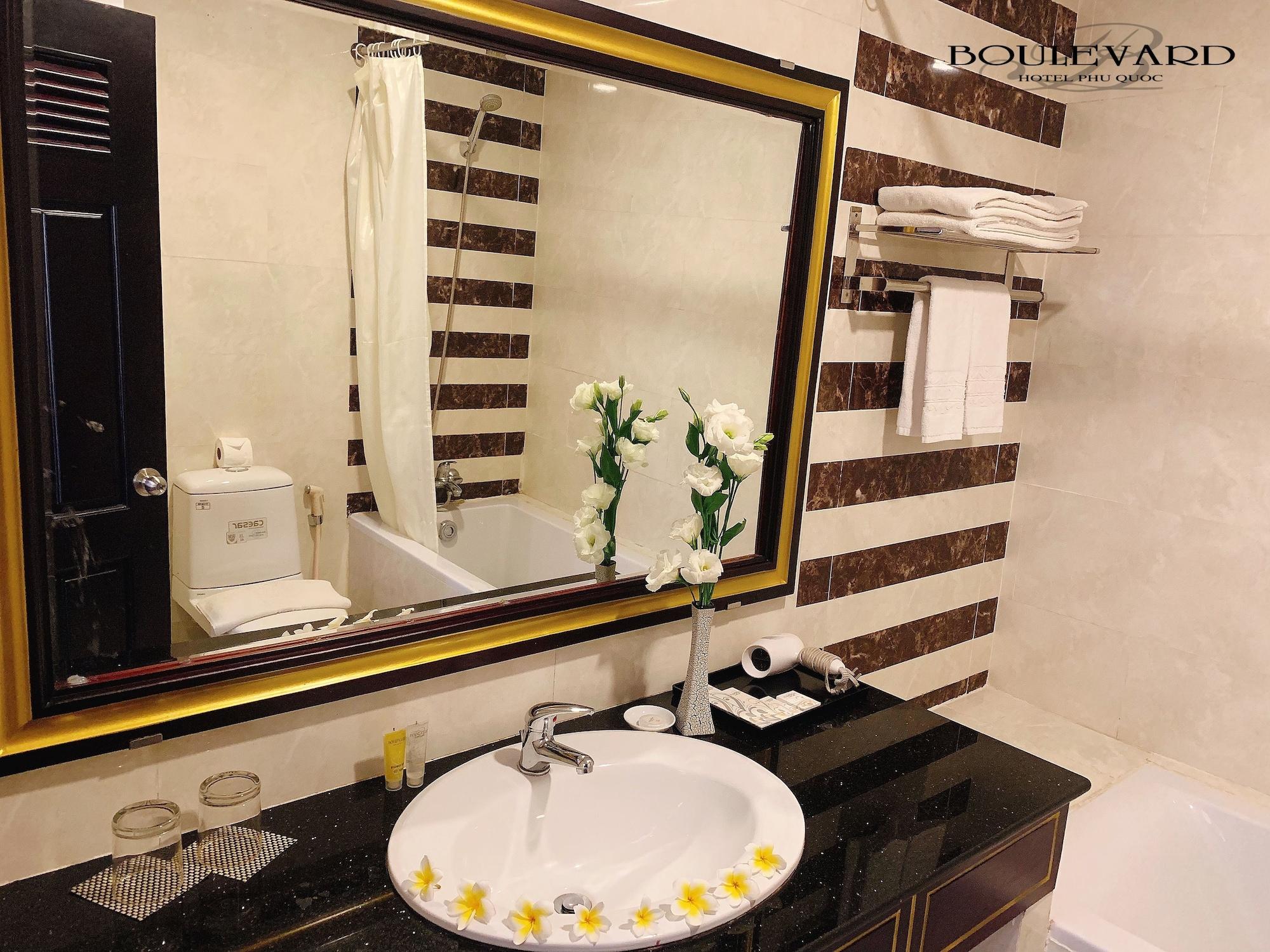 Boulevard Hotel Дуонг-Донг Экстерьер фото