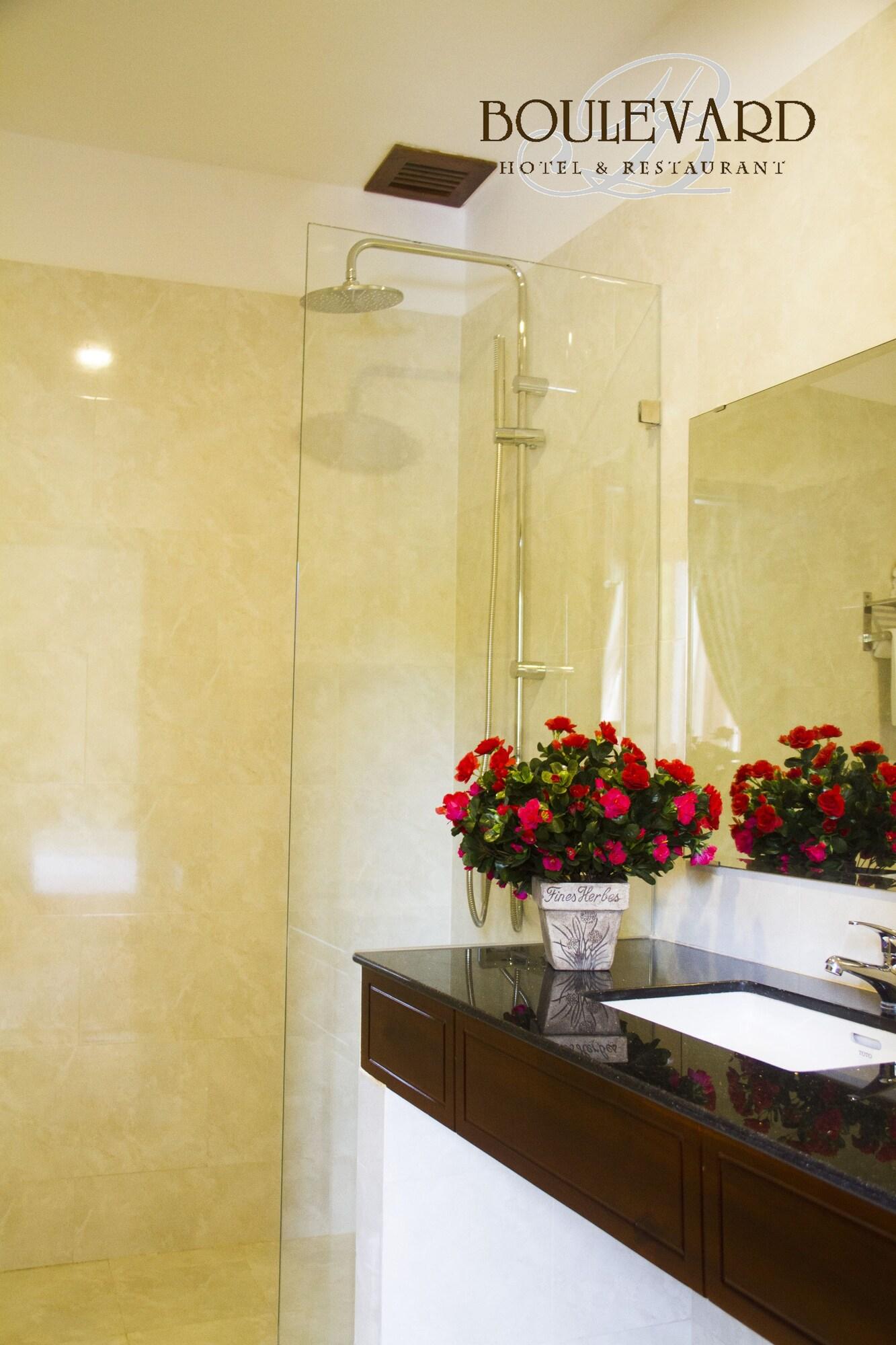 Boulevard Hotel Дуонг-Донг Экстерьер фото